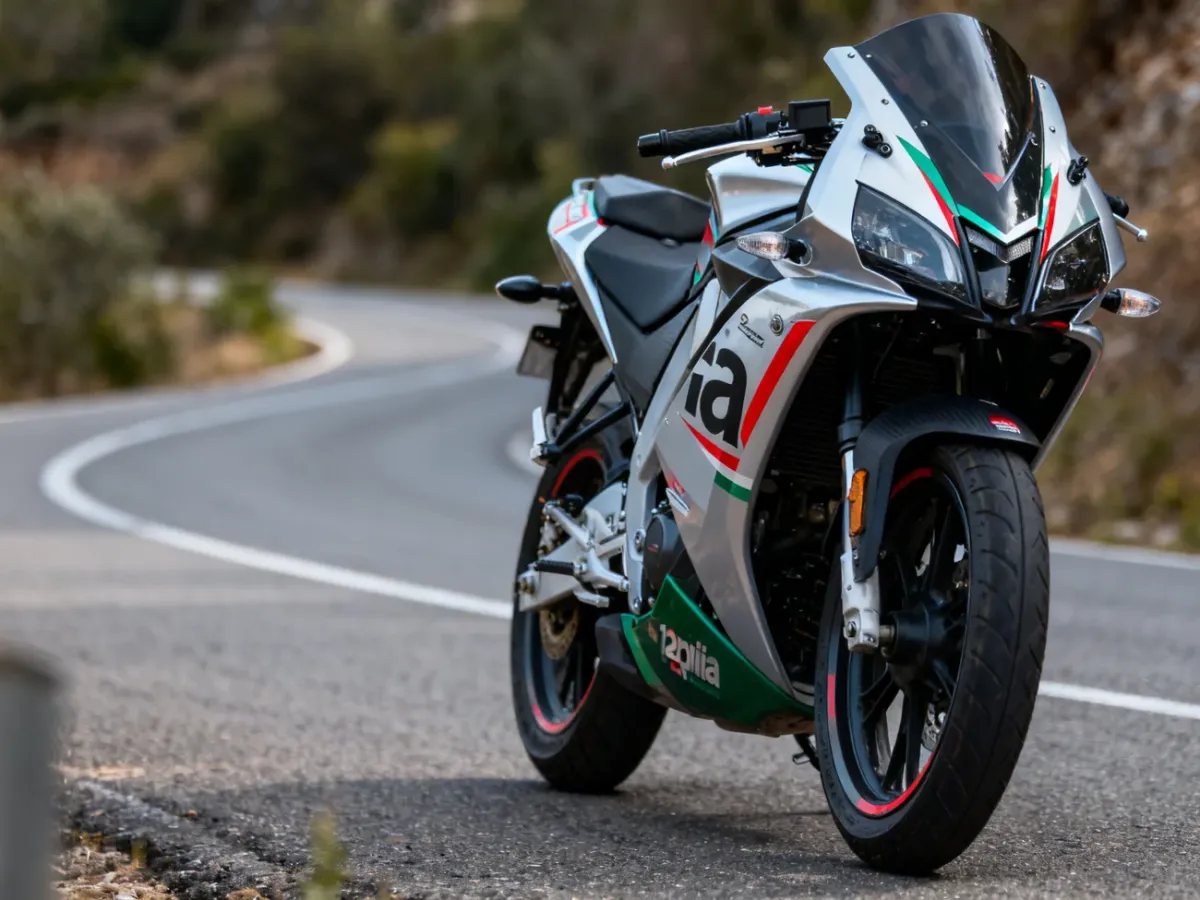 Sportowy motocykl 125 cm³ na krętej drodze
